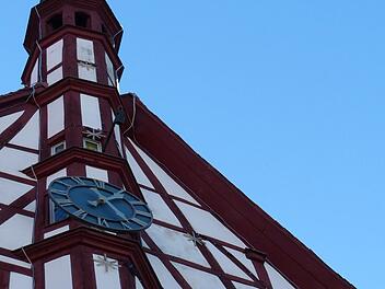 An der Rathausfront hängen noch die Weihnachtssterne. Aus gutem Grund, damit keine Mitarbeiter nochmals ins Dachgeschoss müssen.