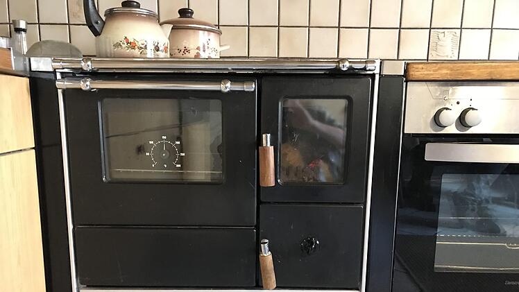 Ein seltener Anblick im 21. Jahrhundert: Herdfeuer in der Küche. Foto: Anja Vorndran