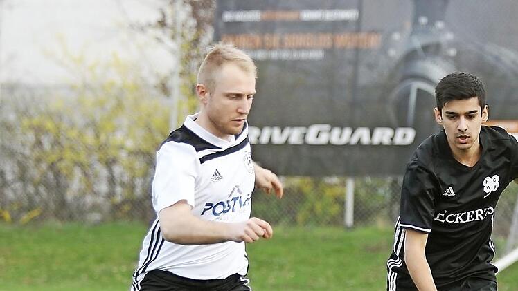 Der Lauterer Spielertrainer Jonas Cron (links) bleibt seinem Verein treu und marschiert in Richtung Kreisliga.  Foto: sportpress