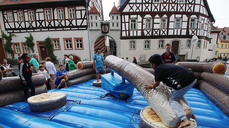 Das Stadtfest "Musik und Märkte" hatte heuer ein Kinderstadtfest. Organisiert wird es von Kilian Düring, der zum Kreativteam im Schloss gehört. Er und die anderen Vertreter der freiwilligen Leistungen der Stadt stellten jetzt ihre Einrichtungen un...