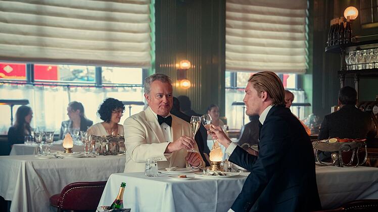 Hugh Bonneville (links), bekannt aus "Downton Abbey" und "Paddington", ist als Lord Hawthorne neu bei "The Gentlemen". Harry Goodwins ist erneut als Susies Bruder Jack dabei.