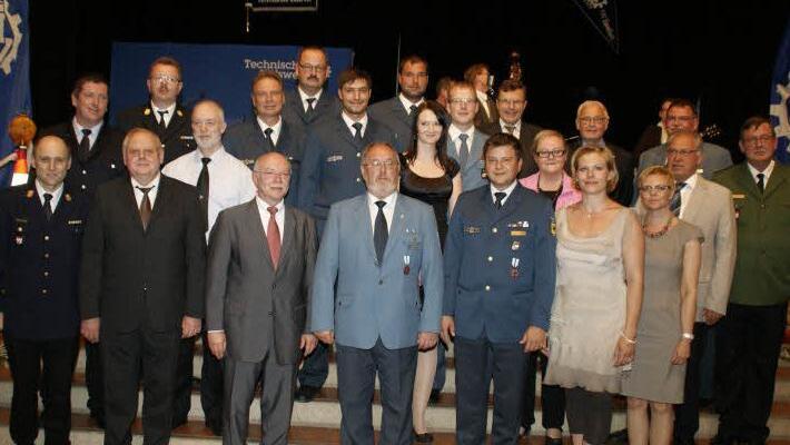 Wie anerkannt das THW und die Arbeit der beiden Geehrten Reinhard Kuhla und Christian Günther ist, zeigten die zahlreichen Gratulanten aus Behörden, Kommunen und Hilfsorganisationen, die sich in der Haßfurter Stadthalle einfanden.