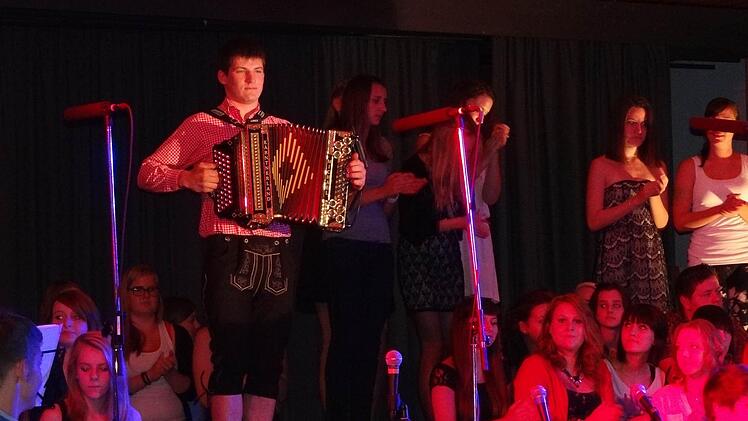 Ein Unikat verlässt die Schule: Michael Brembs hatte mit der steirischen Harmonika seinen letzten Auftritt und wurde von der ganzen Schule bejubelt.