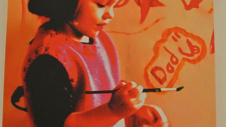 Beim Kindermal-Workshop entstand diese warme Momentaufnahme, eine Fotoarbeit. Foto: Brigitte Krause