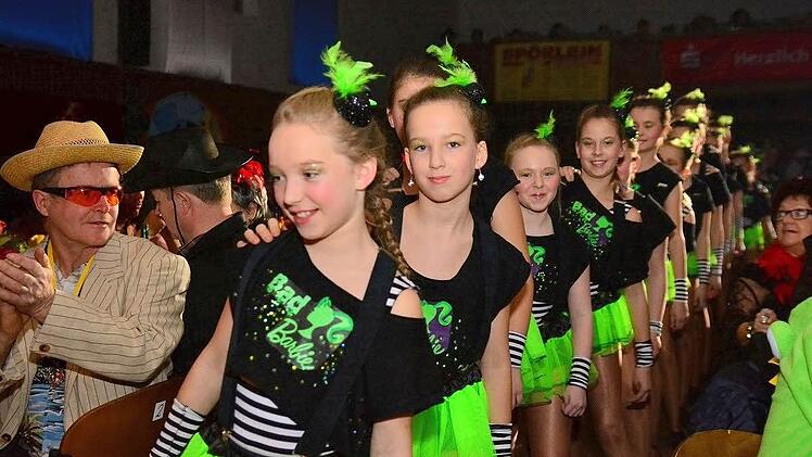 Für Begeisterung sorgten die verschiedenen Tanzgruppen, hier: gute und böse Barbies.  Foto: privat
