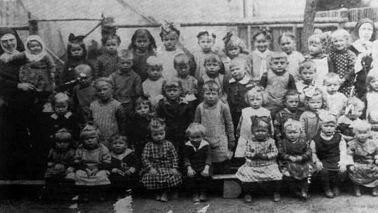 Gruppenbild 1928: Die Eltingshäuser Kinder und Schwestern feiern den 3. Geburtstag ihres Kindergartens. Foto: Archiv