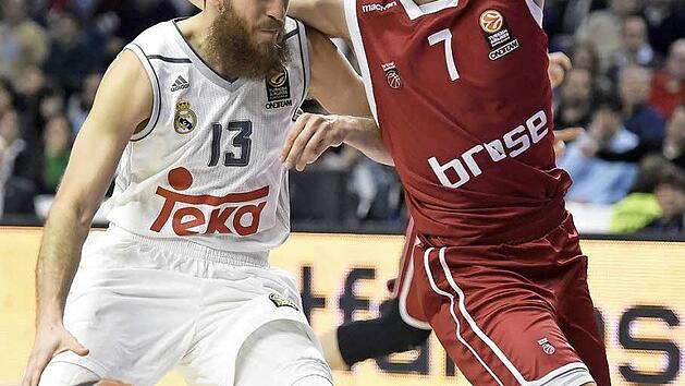 Bambergs Youngster Aleksej Nikolic (r.) stand in Madrid knapp zwei Minuten auf dem Feld und versuchte, Sergio Rodriguez zu stoppen. Foto: dpa
