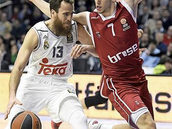 Bambergs Youngster Aleksej Nikolic (r.) stand in Madrid knapp zwei Minuten auf dem Feld und versuchte, Sergio Rodriguez zu stoppen. Foto: dpa