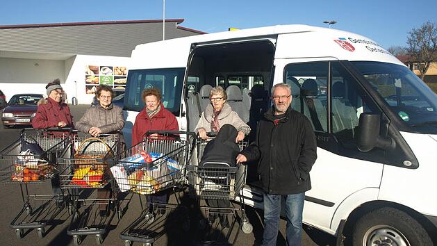 Eine gute Sache ist das Gemeindemobil, loben auf unserem Foto von links Edda Distler, Elisabeth Ullrich, Lioba Wilm und Rosa Seufert, die Friedrich Arenz zum Einkaufen nach Oerlenbach brachte. Foto: Stefan Geiger