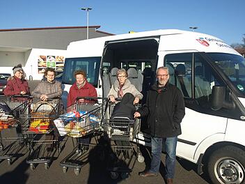 Eine gute Sache ist das Gemeindemobil, loben auf unserem Foto von links Edda Distler, Elisabeth Ullrich, Lioba Wilm und Rosa Seufert, die Friedrich Arenz zum Einkaufen nach Oerlenbach brachte. Foto: Stefan Geiger