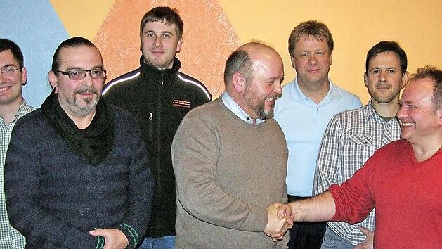 Gl&uuml;ckw&uuml;nsche zur Amts&uuml;bernahme sprach Bernd Seubert (Mitte) dem neuen Vorsitzenden R&uuml;diger Geiger aus. Dem Vorstand der Ortsgruppe Lichtenfels geh&ouml;ren an (von links): Marius Sinkel, Wolfgang Schubert, Sebastian Mager, Enrico Scherg und Gerd Lauterbach.  Foto: Klaus Oelzner