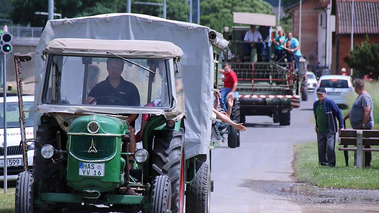 Eine kleine Rundfahrt durch den Ort gehörte zum Programm des Oldtimer-Treffens. In der Kolonne war auch ein Mähdrescher dabei.