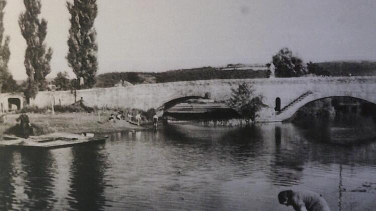 Die Hammelburger Saalebrücke in den 30er Jahren des verflossenen Jahrhunderts. Repro: Winfried Ehling