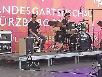 Die Bandklassen an der Gottfried-Neukam-Mittelschule "Bass(t) scho!" und "Crazy Frogs" sowie die Schulband "No Name" begeisterten ihr Publikum beim Festival "rock.im.puls - Bandklassen on stage".  Foto: privat