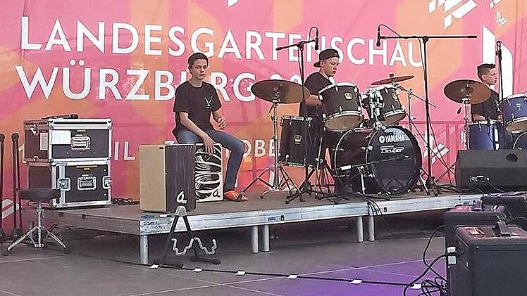Die Bandklassen an der Gottfried-Neukam-Mittelschule "Bass(t) scho!" und "Crazy Frogs" sowie die Schulband "No Name" begeisterten ihr Publikum beim Festival "rock.im.puls - Bandklassen on stage".  Foto: privat