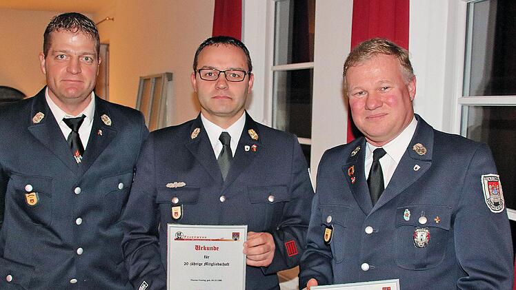 20 Jahre aktiv bei der Feuerwehr und Mitglieder im Feuerwehrverein sind  Thomas Froning (Mitte) und Rudolf Rippstein (rechts), hier zusammen mit  Vorsitzenden Benjamin Schulz. Dieter Britz