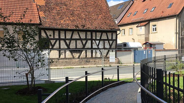 Zugang, Blick auf die StraßeAnette Schreiber