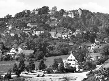 Egloffstein im Jahr 1960: im Vordergrund der Gasthaus, später das Hotel Häfner. Viel Wald gab es noch im Ort. Links vom großen Walmdachgebäude (Witwenpalais derer von Egloffstein) sieht man das kleinere BdK-Haus hinter einem Fachwerkhaus, das heute der Gemeinde gehört und eine Arztpraxis beherbergt.Repro: Reinhard Löwisch