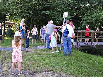Die Gruppe lauscht w&auml;hrend ihres Ausflugs in die Vergangenheit auf der Br&uuml;cke in der Salzgasse den Erz&auml;hlungen der Heimatforscher.