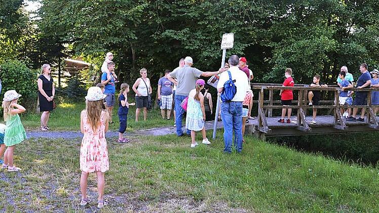 Die Gruppe lauscht w&auml;hrend ihres Ausflugs in die Vergangenheit auf der Br&uuml;cke in der Salzgasse den Erz&auml;hlungen der Heimatforscher.