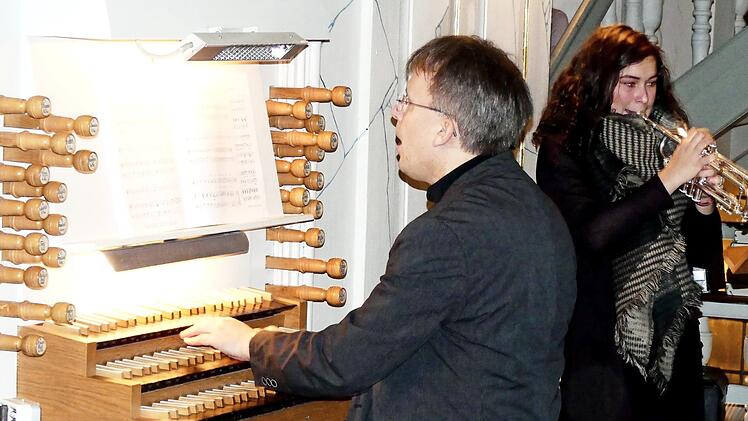Thomas Grünke an der Orgel der Trebgaster Johanneskirche, rechts seine Tochter Jenny.  Foto: Dieter Hübner