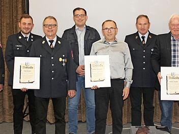 Kreisbrandmeister Torsten B&uuml;chner (hintere Reihe), 1. Kommandant Niklas Fink, B&uuml;rgermeister Florian Atzm&uuml;ller, 1. Vorstand Michael Reith und 2. Vorstand Winfried Reinhart gratulieren (vorne von links) f&uuml;r 40-j&auml;hrige Mitgliedschaft Frank Diemer und f&uuml;r 50-j&auml;hrige Mitgliedschaft Norbert Koberstein und Herbert H&auml;usler.