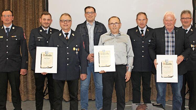 Kreisbrandmeister Torsten B&uuml;chner (hintere Reihe), 1. Kommandant Niklas Fink, B&uuml;rgermeister Florian Atzm&uuml;ller, 1. Vorstand Michael Reith und 2. Vorstand Winfried Reinhart gratulieren (vorne von links) f&uuml;r 40-j&auml;hrige Mitgliedschaft Frank Diemer und f&uuml;r 50-j&auml;hrige Mitgliedschaft Norbert Koberstein und Herbert H&auml;usler.
