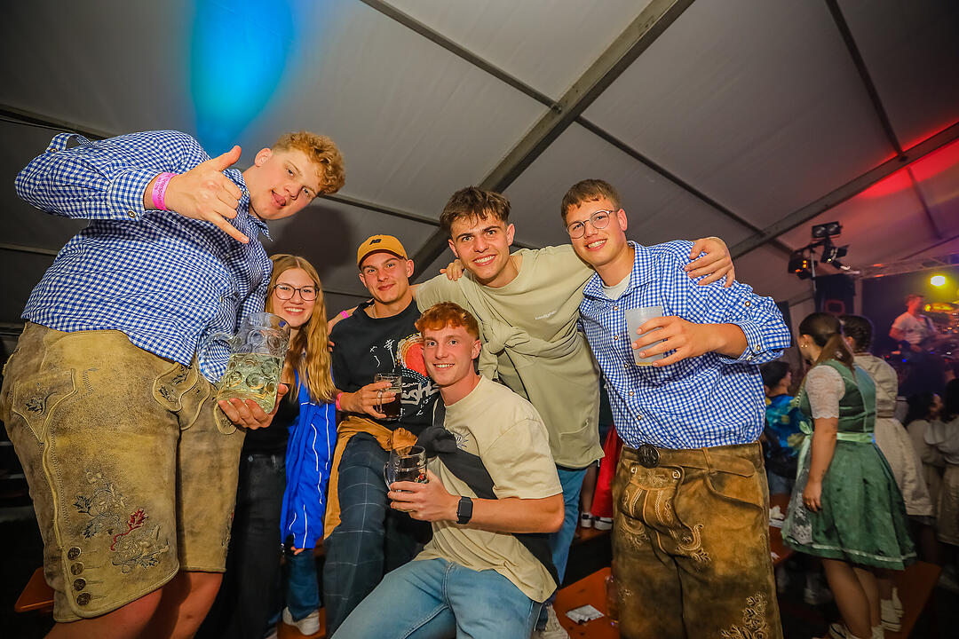 Samstagsparty im Festzelt!
