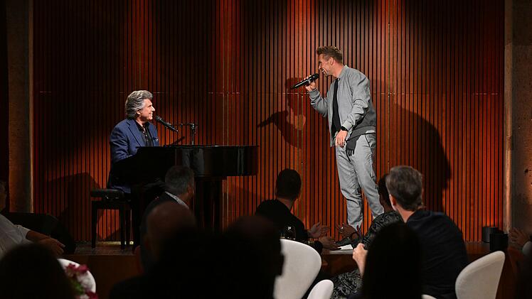 Gemeinsam mit Ramon Roselly (rechts) performt Andy Borg auf der Bühne.