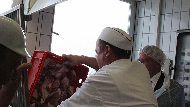 Die Schweinebauchstücke müssen noch durch den Wolf gedreht werden.