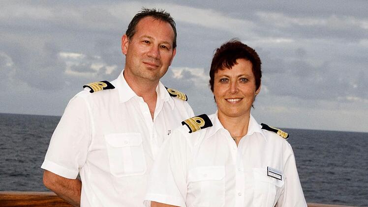 Die Schiffsärzte Irene und Alexander Wiesner an Bord des Kreuzfahrtschiffes MS "Hamburg"