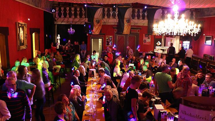 Zum Abschluss trafen sich alle Schwimmer im Kauernburger Schlössla. Foto: Karl Heinz Weber