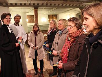 Pfarrerin Birgit Höhr und Pastoralreferent Thomas Reich mit einem Teil der Gruppenleiterinnen der ökumenischen Alltagsexerzitien  Foto: Gerda Völk