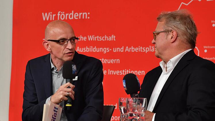 FC Coburg-Vorsitzender Walter Luft (rechts) im Gespräch mit Tageblatt-Redaktionsleiter Oliver SchmidtFoto: Ronald Rinklef