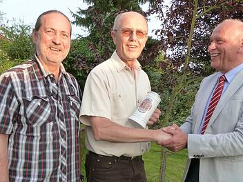 Der geb&uuml;rtige &Ouml;sterreicher Fred Haslinger (Mitte) feierte 70. Geburtstag. Zu den Gratulanten geh&ouml;rten der fr&uuml;here Hotelier Werner Herrmann (links) und B&uuml;rgermeister Hermann Anselstetter.  Foto: Werner Rei&szlig;aus
