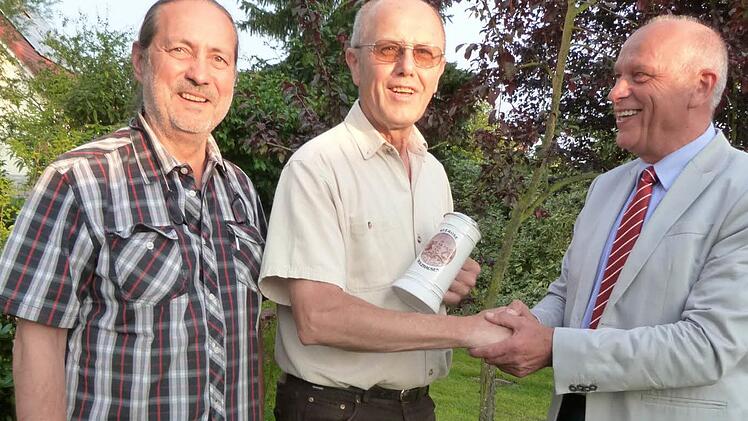 Der geb&uuml;rtige &Ouml;sterreicher Fred Haslinger (Mitte) feierte 70. Geburtstag. Zu den Gratulanten geh&ouml;rten der fr&uuml;here Hotelier Werner Herrmann (links) und B&uuml;rgermeister Hermann Anselstetter.  Foto: Werner Rei&szlig;aus