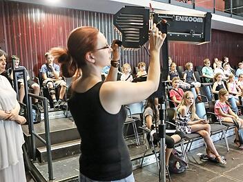Professorin Sabine Vogt (links im antiken Gewand) und Theaterpädagogin Ramona Parino am Scheinwerfer erklärten ca. 100 Kindern, wie Beleuchtung funktioniert.  Fotos: Barbara Herbst