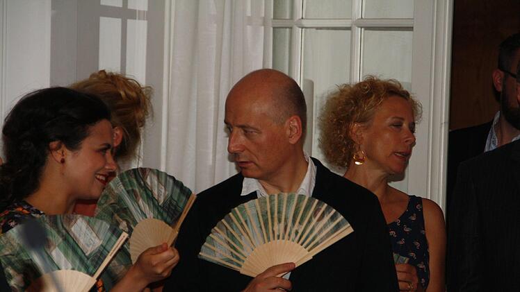 Das Utensil des Abends: der Fächer. Hier in Benutzung von Dirigent Paavo Järvi und seiner Solistin Katharina Konrad.