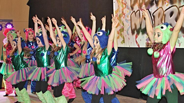 Kinder sind meist die Stars bei Auftritten. So auch die Tennie-Gruppe-Heubach, die in ihren bunten Kostümen und Tänzen über die Bühne wirbelten. Foto: Helmut Will