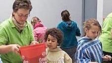 Das Basteln kam bei den Kindern sehr gut an.  Foto: Monika Wiesner