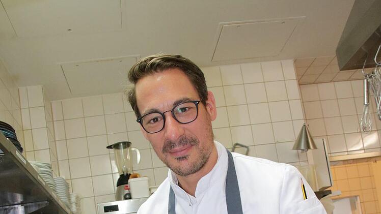 Küchenchef Frederik Desch (43) von "Laudensacks Parkhotel" richtet eine Vorspeise an: Kalbsleber mit Saucen aus Kakao, Chilli, Quitte, Marone, Ingwer und Kardamon. Foto: Ralf Ruppert