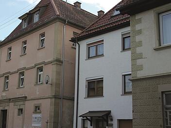 Für rund 800 000 Euro will die Gemeinde Marktrodach das Anwesen Hauptstraße 29 (links) sanieren und zwei Wohnungen schaffen. Das Projekt wird zu 90 Prozent durch die Nordostbayern-Offensive gefördert.Veronika Schadeck