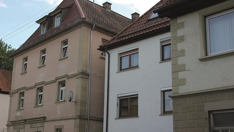 Für rund 800 000 Euro will die Gemeinde Marktrodach das Anwesen Hauptstraße 29 (links) sanieren und zwei Wohnungen schaffen. Das Projekt wird zu 90 Prozent durch die Nordostbayern-Offensive gefördert.Veronika Schadeck