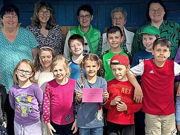 CSU-Scheßlitz Ortsvorsitzender Thomas Firnstein, Gabi Baumgärtner, Leitung MiBe Scheßlitz Gabriele Groh, Ingrid Freudensprung, Helene Goblirsch, Frauen Union Ortsvorsitzende Nadja Heinbuch, Christine Nüßlein, Katharina Böhm (v. links) und einige d...