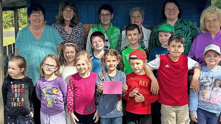 CSU-Scheßlitz Ortsvorsitzender Thomas Firnstein, Gabi Baumgärtner, Leitung MiBe Scheßlitz Gabriele Groh, Ingrid Freudensprung, Helene Goblirsch, Frauen Union Ortsvorsitzende Nadja Heinbuch, Christine Nüßlein, Katharina Böhm (v. links) und einige d...