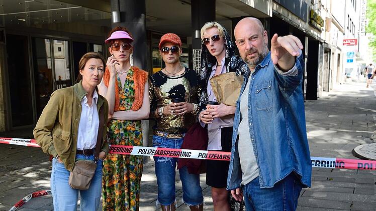 Ein "Polizeiruf" im Namen des Drag: Kommissarin Cris Blohm (Johanna Wokalek, links) spricht am Tatort mit Tulip (Patrice Grießmeier, zweiter von links), Menora (Boži Kocevski, dritter von links) und Peekabou (Meik van Severen, zweiter von rechts). Kommissar Dennis Eden (Stephan Zinner) erklärt, was passiert ist.