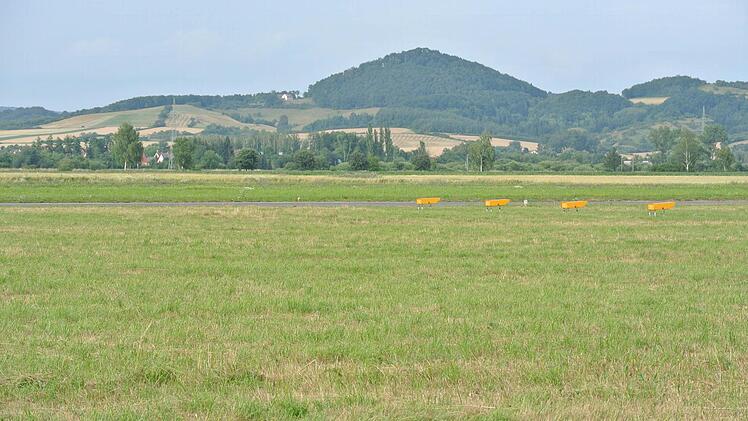 Die Landebahn beginnt ein gutes Stück Richtung Augsfeld und liegt quasi parallel zum Augsfelder Sichelsee. Foto: Brigitte Krause