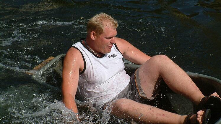 Danny Hollendonner ging beim Badewannenrennen regelrecht baden.