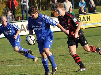 Zum Vorrundenabschluss gelang dem FC Mitwitz mit Matthias Dötschel (am Ball) und Johannes Müller ein 2:1-Sieg gegen den VfR Johannisthal. Können sich die "Korbmacher" heute revanchieren? Foto: Archiv/Kalb