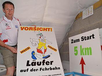 Im Dachboden der Garage von Hans Wagner findet sich das, was vom Bad Brückenauer Heilquellen-Lauf übrig geblieben ist. 25 Mal fand der Traditions-Lauf, der zur Rhön-Supercup-Serie gehörte, an der Sinn statt.  Foto: Jürgen Schmitt